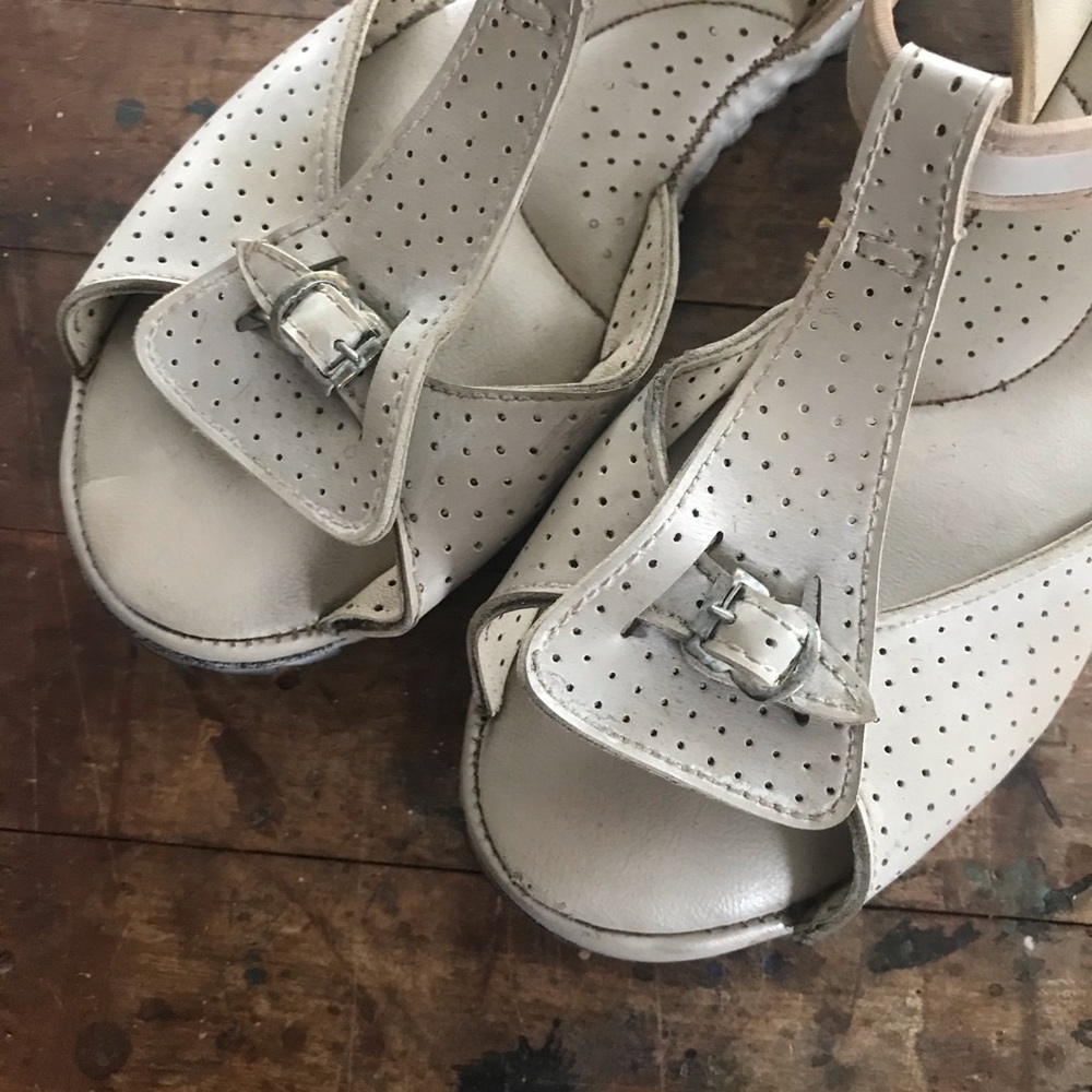 Vintage 60s taupe laser cut sandals - Picture 3 of 10